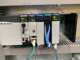 Controlador Lógico Programável CLP em painel industrial